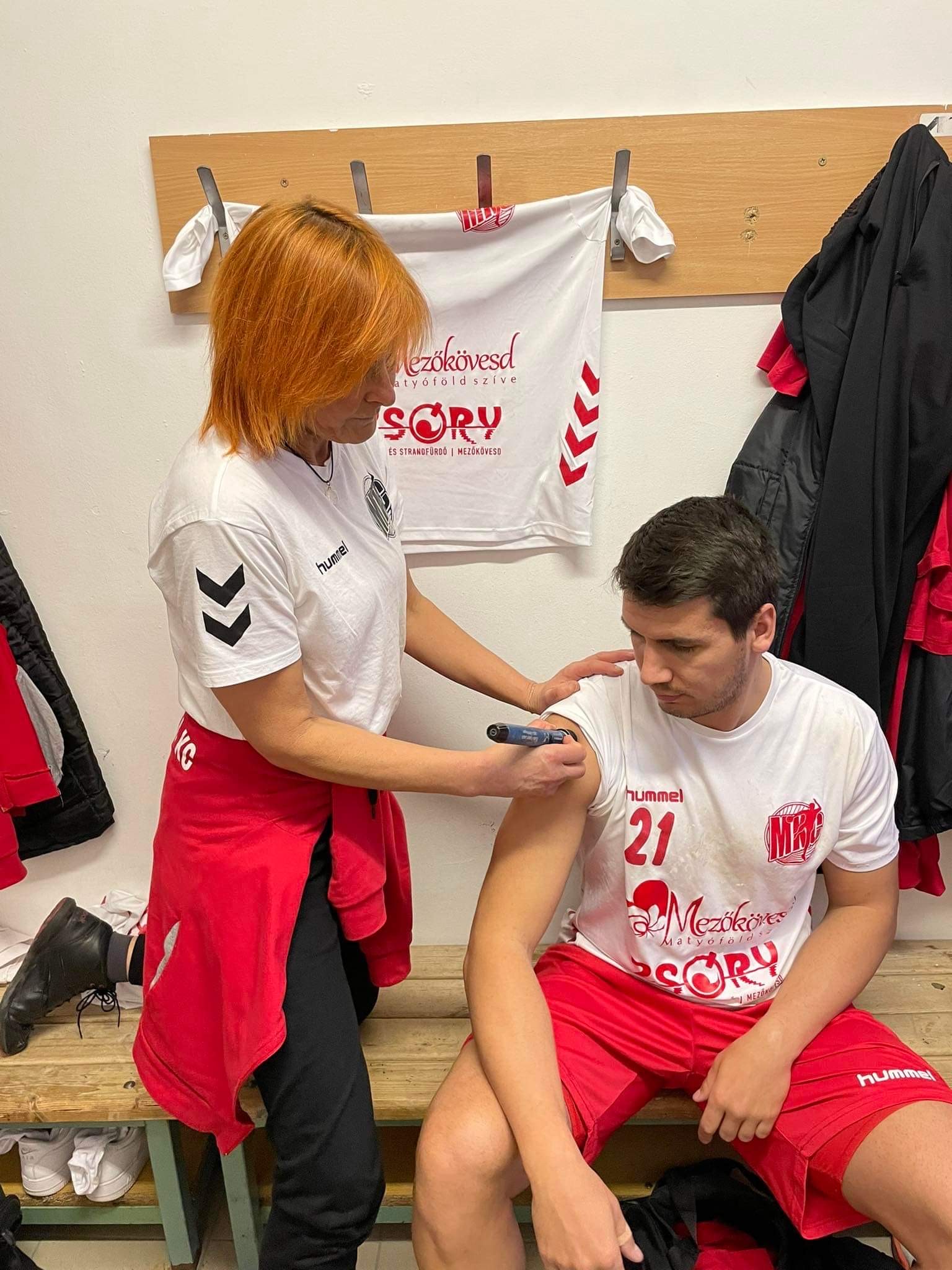 Halmai Andrea: ”Nálam a lézerterápia első helyen áll a gyógyításban.” Halmai Andrea: ”Nálam a lézerterápia első helyen áll a gyógyításban.”