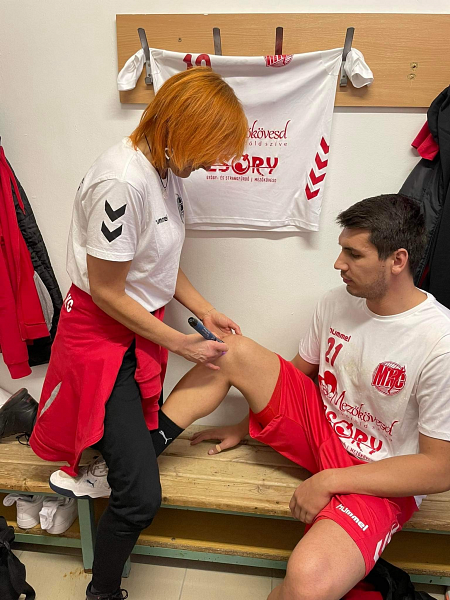 Halmai Andrea: ”Nálam a lézerterápia első helyen áll a gyógyításban.” Halmai Andrea: ”Nálam a lézerterápia első helyen áll a gyógyításban.”